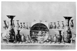 Omenjena skodelica skupaj z ostalimi Japonskimi proizvodi razstavljenimi na Svetovnem sejmu na Dunaju leta 1873.
